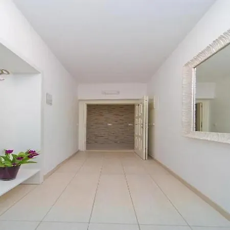 4b - Two Bedroom With Balcony 아파트